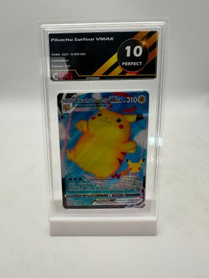 gros plan d'une carte pokemon dans un étui en plastique