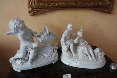deux statues posées sur une table
