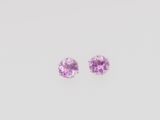 une paire de boucles d'oreilles en saphir rose sur fond blanc