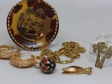 une photo montrant une collection de bijoux posés sur une table
