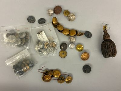 un grand nombre de pièces de monnaie et d'autres objets qui se trouvent sur la table