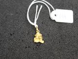 gros plan sur un collier en or portant une étiquette