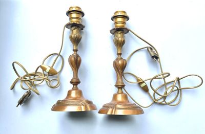 LEGRAND - Un ensemble de deux pieds de lampes en métal doré ornés de c - Photo 1