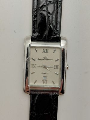 une montre posée sur une surface blanche