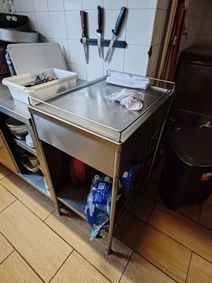 Desserte inox deux plateaux DOSSIER 2: RESTAURANT Lot stocké… - Photo 1