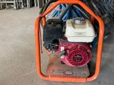 une locomotive rouge et blanche posée sur un chariot dans un garage