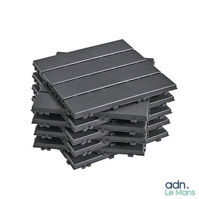 une pile de dalles de terrasse en plastique noir sur fond blanc