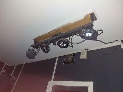 une lampe suspendue au plafond au-dessus de la pièce