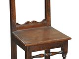 une vieille chaise en bois avec un miroir fixé au dossier