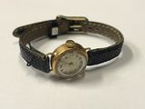 une montre posée sur une surface blanche