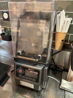 un mixeur posé sur le comptoir d'une cuisine