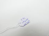 une étiquette sur laquelle est inscrit un message, apposée sur une surface blanche