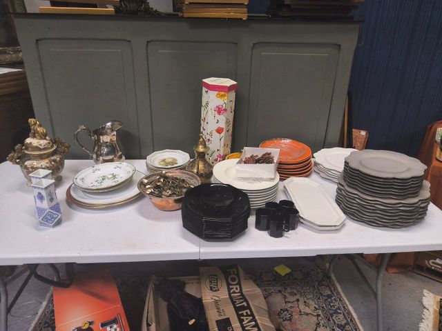 Lot de vaisselles modernes, assiettes, tasses, sous-tasses. Paire...