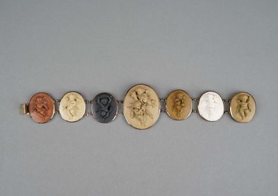 cinq types de pièces différents sont disposés en rangée sur une surface grise