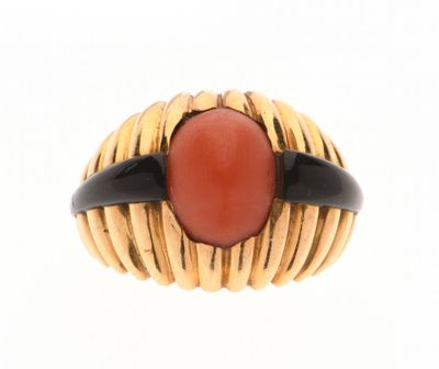une image d'une bague en or avec une pierre rouge au centre