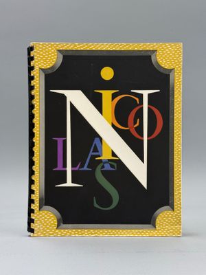 un gros plan d'un livre sur lequel figurent les lettres n et s