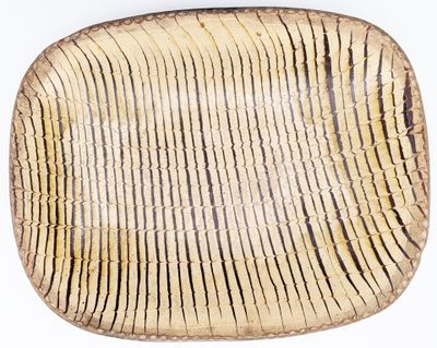 plateau rectangulaire en bambou avec un motif de lignes ondulées
