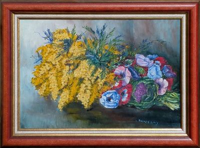 tableau représentant un bouquet de fleurs dans un cadre en bois posé sur une table