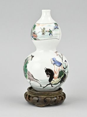 un vase blanc orné d'une peinture, posé sur un socle