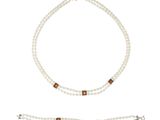 un ensemble composé d'un collier et d'un bracelet de perles blanches sertis de cristaux marron
