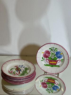 une pile d'assiettes avec des fleurs sur une table