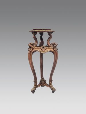 une vieille table en bois avec un plateau en marbre sur fond gris
