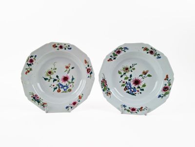 Paire d'assiettes creuses en porcelaine émaillée polychrome