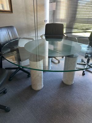 une table en verre avec un plateau en verre et des chaises dans une pièce