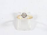 gros plan d'une bague en diamant sur une surface claire
