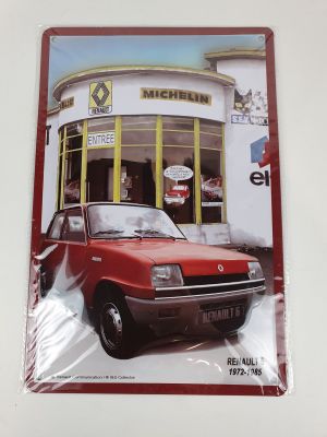 une photo d'une voiture rouge devant une station-service