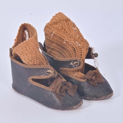gros plan d'une paire de chaussures sur une surface blanche