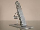 une sculpture en métal posée sur une table