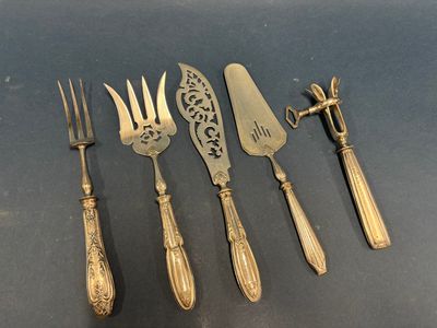 six couverts, dont un couteau, une fourchette et une cuillère