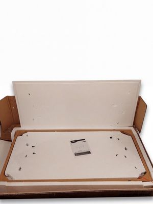 une boîte en carton avec un couvercle ouvert sur fond blanc