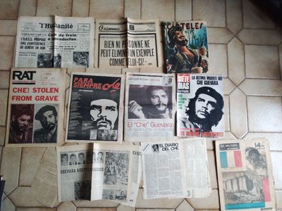 beaucoup de journaux éparpillés sur le sol d'une pièce