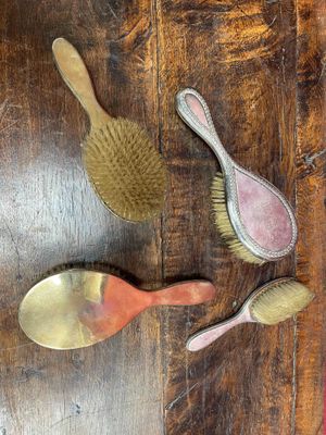 trois pinceaux et un pinceau posé sur une table en bois