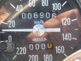 un gros plan du compteur de vitesse d'une moto