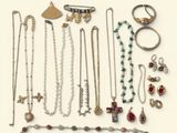 de nombreux colliers et bracelets disposés sur une surface blanche