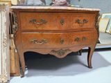 une commode surmontée d'un plateau en marbre