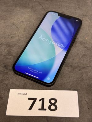 un gros plan d'un téléphone posé sur une table, avec une étiquette de prix