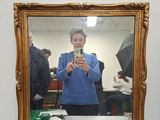 une femme se prenant en photo dans un miroir