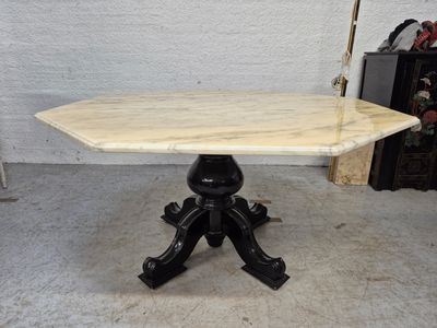 Table de salle à manger formée d'un pied en bois laqué noir …