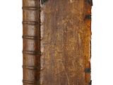 un vieux livre à la couverture en cuir sur fond blanc