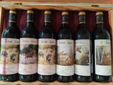 six bouteilles de vin dans un coffret en bois