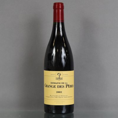 une bouteille de vin rouge posée sur une table en verre