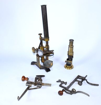 plusieurs types de microscopes et d'outils posés sur une surface blanche