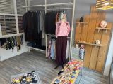une photo d'une boutique de vêtements présentant une grande variété de vêtements