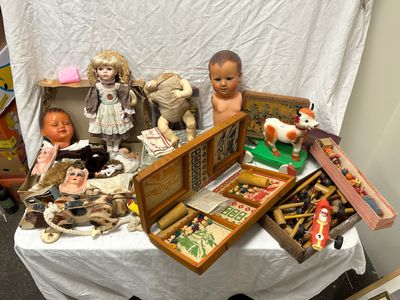 une table sur laquelle sont disposées plusieurs poupées et d'autres objets