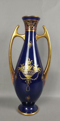 FAÏENCE DE TOURS. Un grand vase de forme urne, à deux anses,…