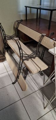 un banc enchaîné à une table dans une pièce